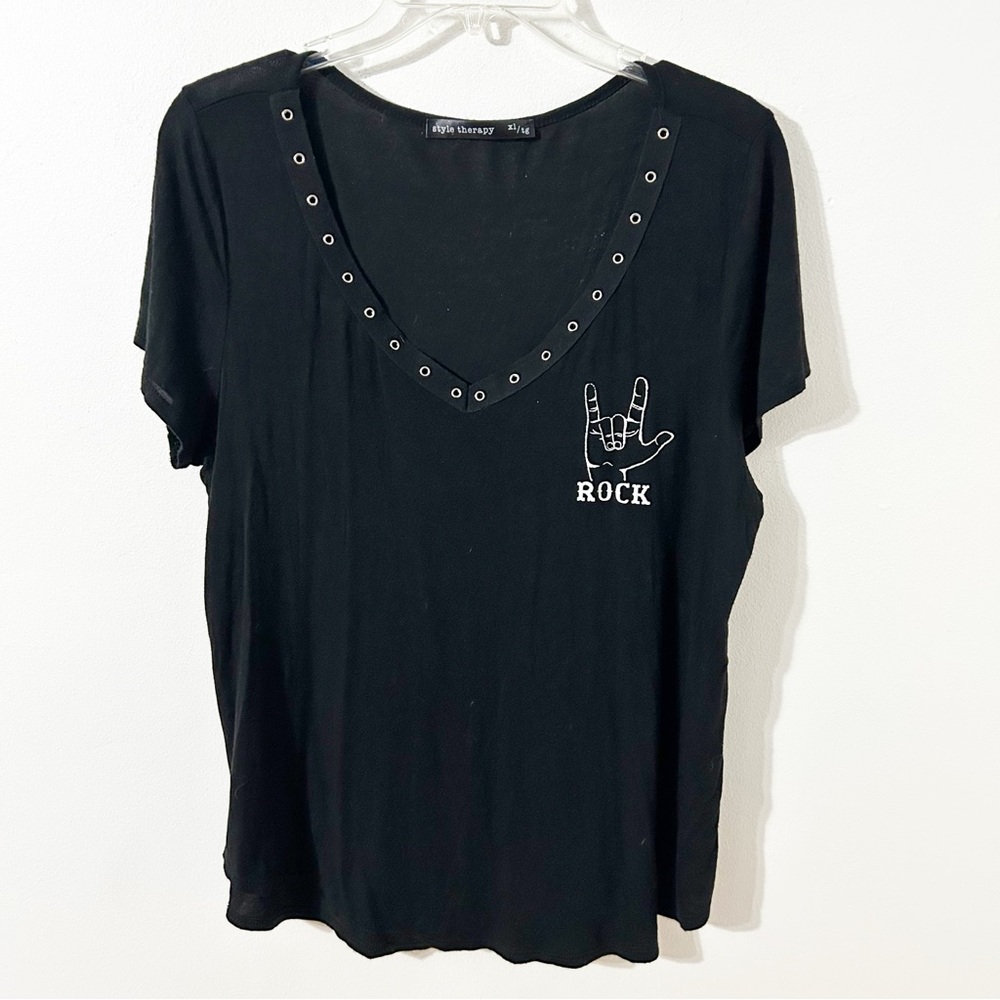 Style Therapy Relaxed Fit Short Sleeve Graphic Tee Silver Toned Grommets Rock ⚫️